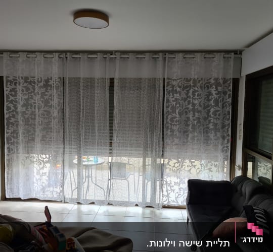 צעצועים וקסדה על שולחן בסלון